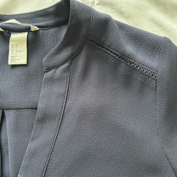 🌸2 for 1🌸✨Like New✨ H&M Navy Blouse - Picture 2 of 3